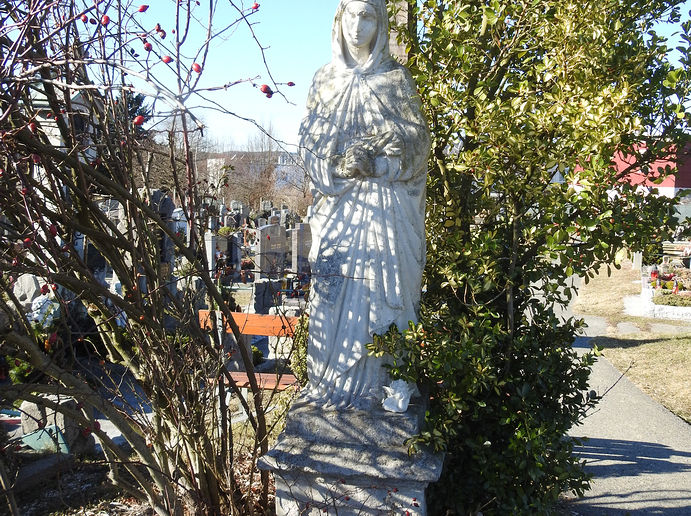 Marienstatue im Pfarrfriedhof